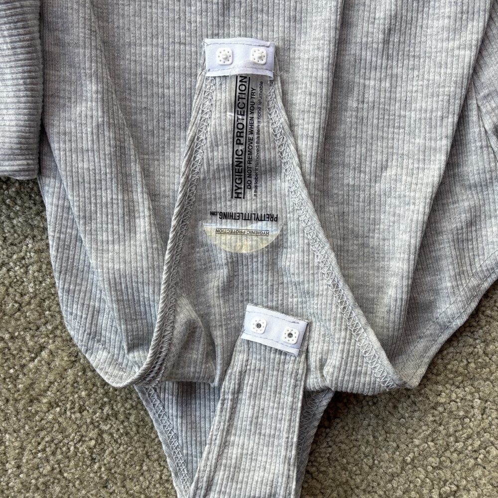 🪷Pretty Little Thing Gray Ribbed Long Sleeve Bodysuit NWT - Picture 5 of 6